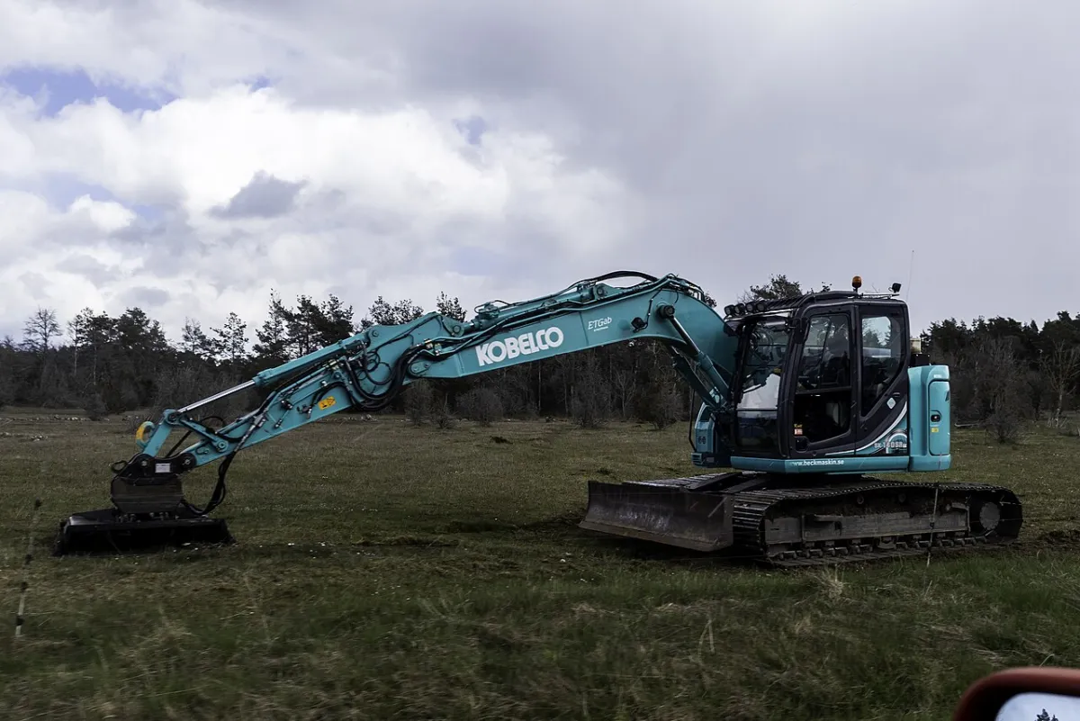 Kobelco SK140 tracked excavator